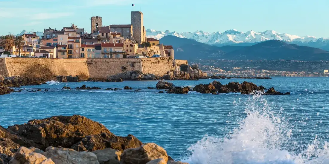 Vue locale de Antibes pour la page menuiserie Antibes